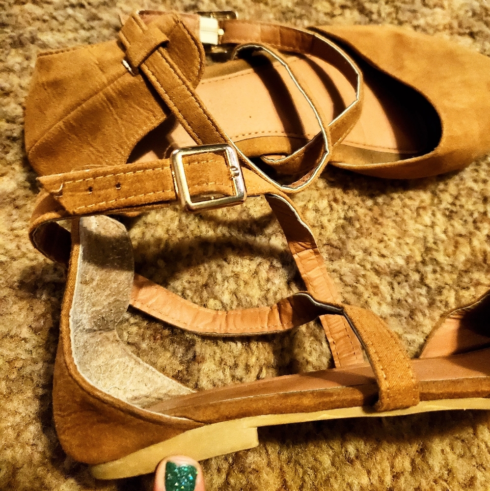 Sandals size M 7/8 Camel colored and soft! - Picture 2 of 4